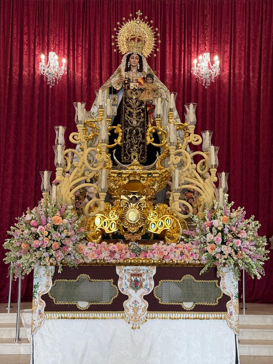 Nuestra Señora del Carmen para la Procesión Triunfal de esta misma tarde.

Exorno Floral compuesto por una amplia variedad de rosas y rosas de pitiminí, alstroemerias, lisianthus, hypericum, nardos, alhelíes y delphinium. Todo en tonos rosas y melocotón.

#CarmenSanLeandro25
