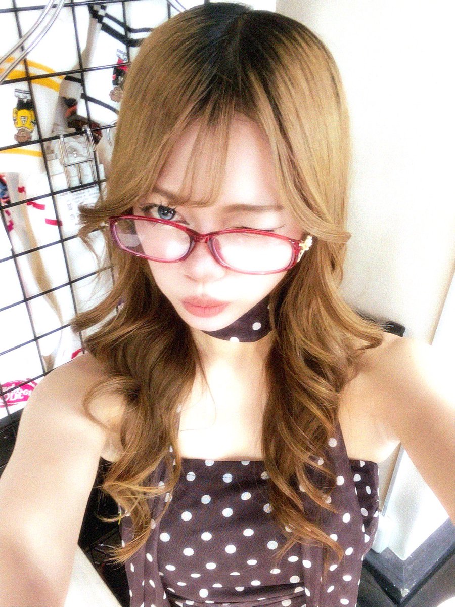 いつものメガネとおにゅーの赤メガネ