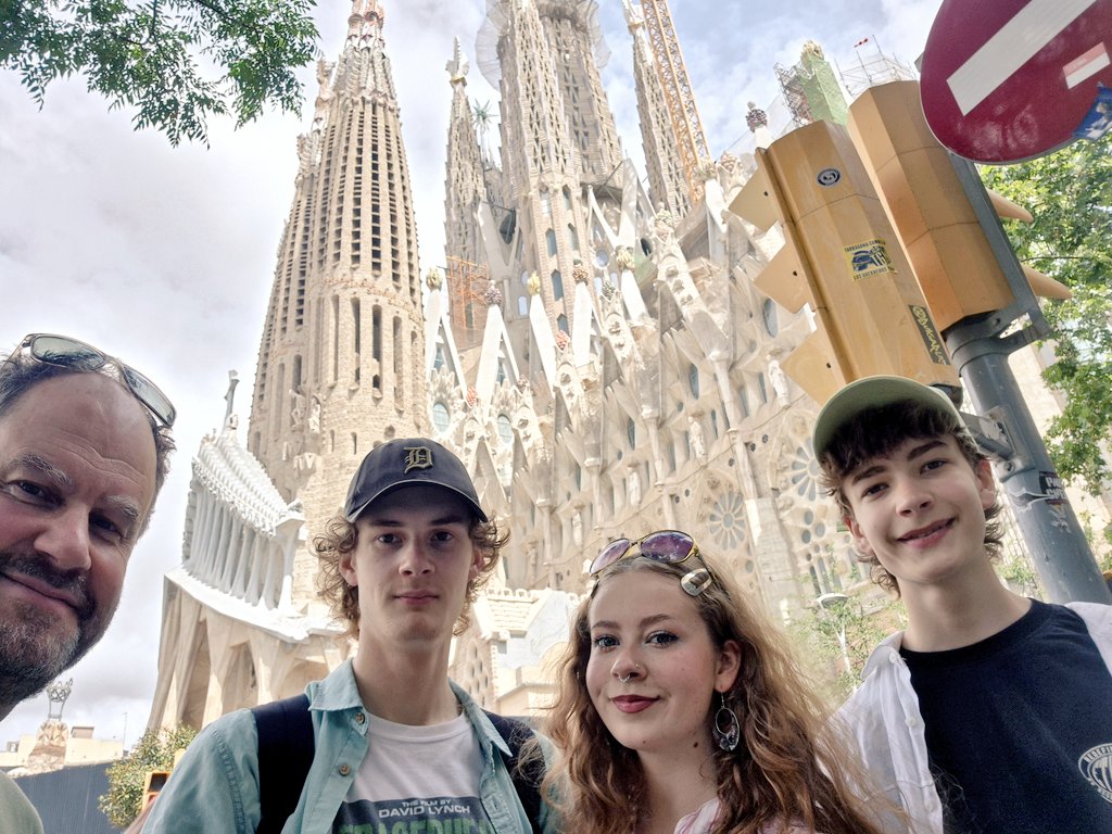 Haein a rare tare wi e bairnies en at graan capital o Catalonia. A muckle couthy an crazy toon.