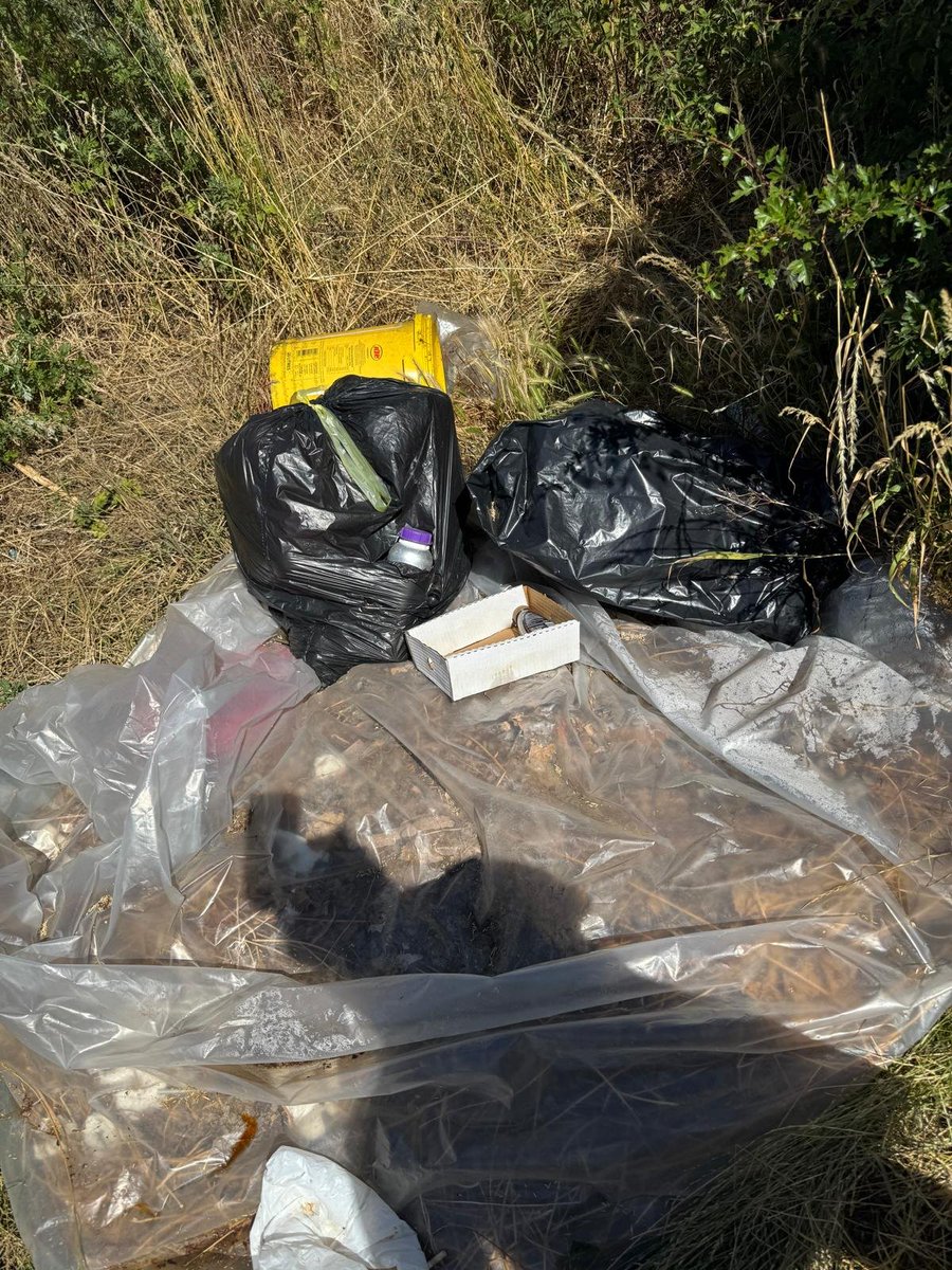 AdeysAlthorp's tweet image. 11.30 today, Female caught fly-tipping on the estate.
" it's ok, my friends do it" was her response when challenged.
All reported to the council, let's see what is done, even with two witnesses and photographic evidence!
Worth watching this one.
Conservation@althorp.com #crime