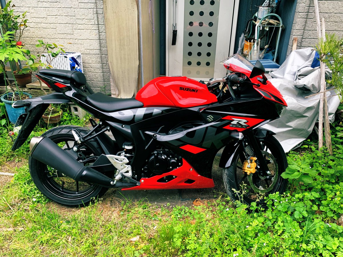 tenkanonorio's tweet photo. スカイウェイブ250→ZZR1100→
CBR1000RR→GSX-R125→YZF-R15

長いこと大型乗ってたからパワー不足はやっぱ感じちゃうけど今のバイク結構気に入ってる

でもお金さえあれば大型乗りたい🙄 https://t.co/kCCroN6URN