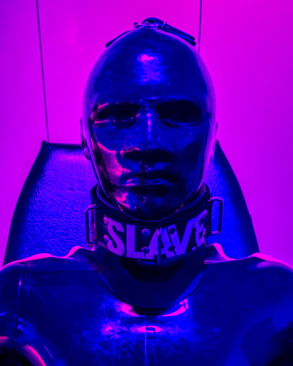 Well, seems like <a href="/The_Lord_2023/">The Lord</a> doesn‘t want me to go anywhere soon 👀
And this 3mm heavy rubber mask from <a href="/devobon/">Devobon</a> makes me unable to see or speak 🙈