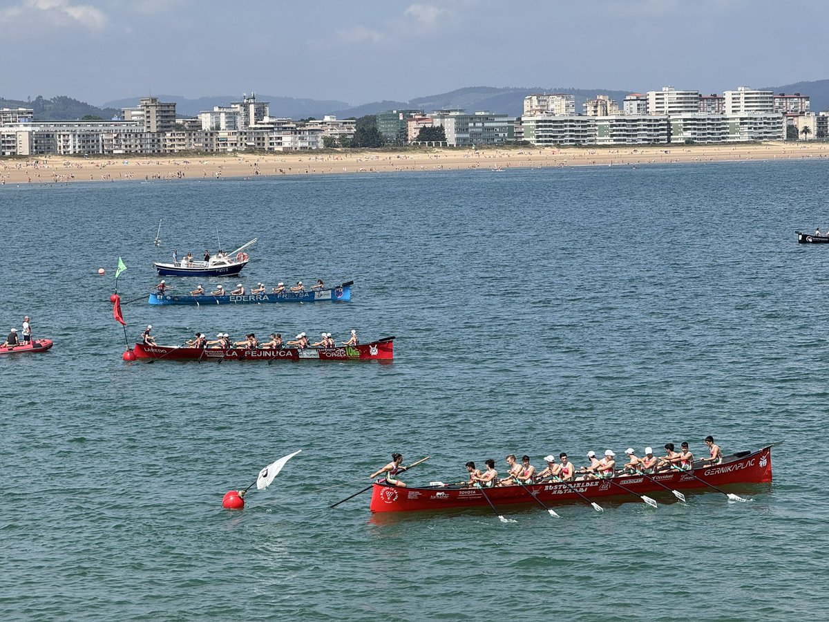 aytolaredo's tweet image. 🚣🏼‍♀️Este mediodía se ha disputado la XVIII Bandera Ayuntamiento de #Laredo en la bahía pejina.

🌊En la regata, puntuable para la Liga #ARC2, han competido 6 #traineras sobre una distancia de 3 millas (5.556 metros).

Enhorabuena a @Hibaika por la victoria👏🏻👏🏻👏🏻👏🏻