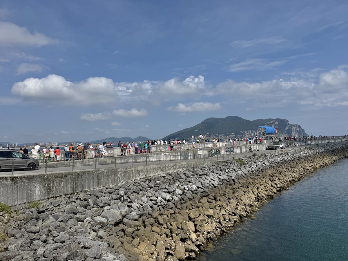 aytolaredo's tweet image. 🚣🏼‍♀️Este mediodía se ha disputado la XVIII Bandera Ayuntamiento de #Laredo en la bahía pejina.

🌊En la regata, puntuable para la Liga #ARC2, han competido 6 #traineras sobre una distancia de 3 millas (5.556 metros).

Enhorabuena a @Hibaika por la victoria👏🏻👏🏻👏🏻👏🏻