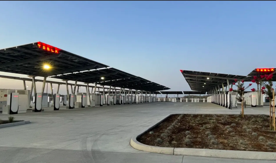 Puoi amarla o odiarla, ma <a href="/Tesla/">Tesla</a> non smette di fare cose eccezionali. Adempiendo a una vecchia promessa di #elon_musk, apre in #California una stazione con 168 ricariche, tutte alimentate da solare: 11 megawatt di pannelli e 10 Megapack da 39 MWh totali⬇️
vaielettrico.it/le-oasis-tesla…