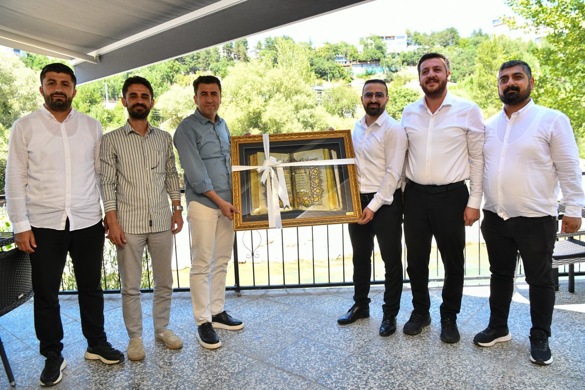 Tunceli Valisi Kıymetli Hemşerimiz Sn. <a href="/sefikaygol/">Şefik AYGÖL</a>’e hayırlı olsun ziyaretinde bulunduk

Duruşuyla Batmanımıza değer katan valimizin Tunceli gibi kadim bir şehirde görevde bulunmasından gurur duyduk

Samimi ve hoş sohbeti, ufuk açıcı fikirleriyle zamanın nasıl geçtiğini anlamadık