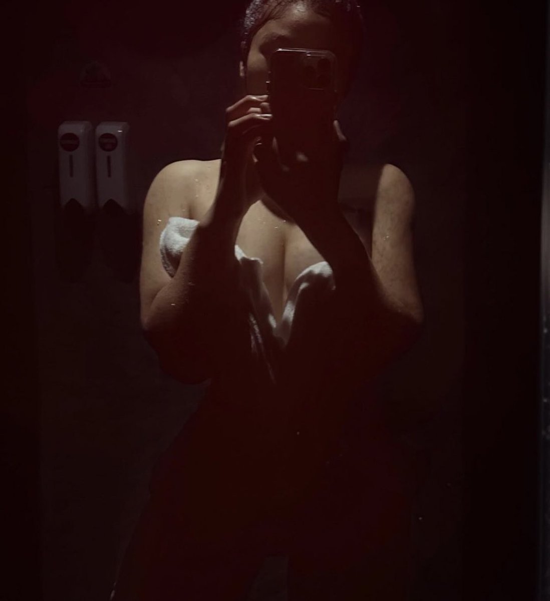 一个低贱男人一直盯着我健身。