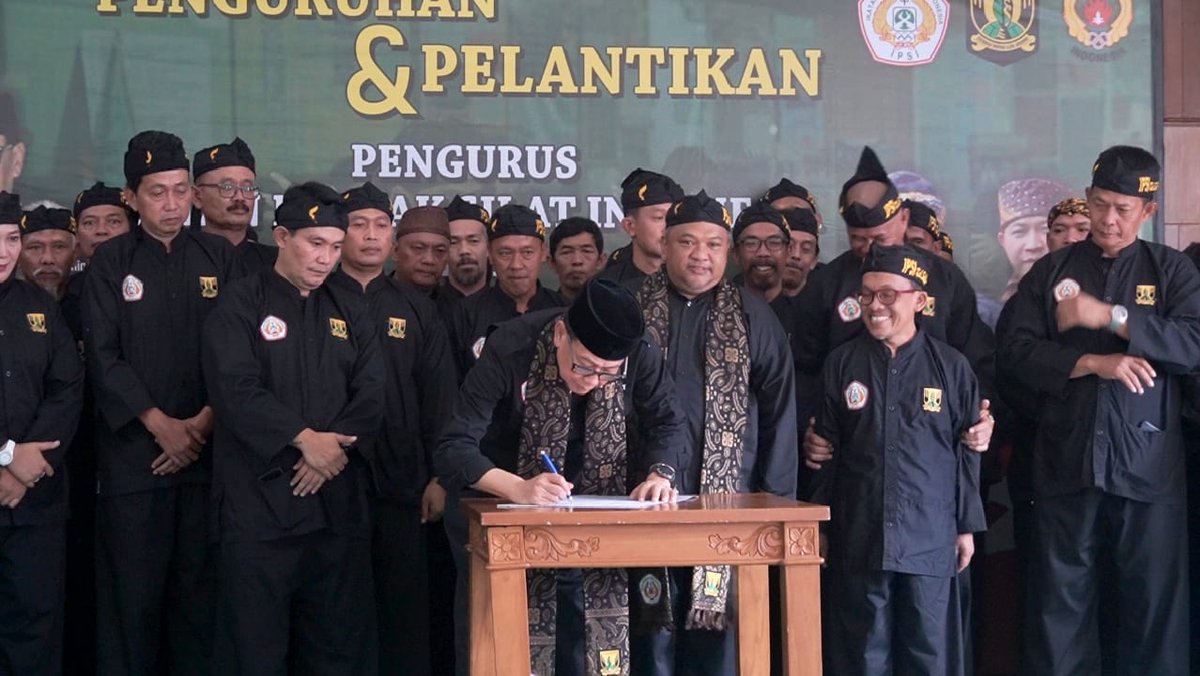 DISKOMINFOSAN's tweet image. Pemkab Sukabumi dorong IPSI lakukan pembinaan terstruktur demi majukan pencak silat daerah.

💬 “Cari bibit dan bina secara maksimal,” ujar Bupati.

📍 Pelantikan IPSI Sukabumi
🔗 web.sukabumikab.go.id/web/b/5954.asp

#PencakSilat #Sukabumi #IPSI #SilatSukabumi #BKPorprov #PemkabSukabumi