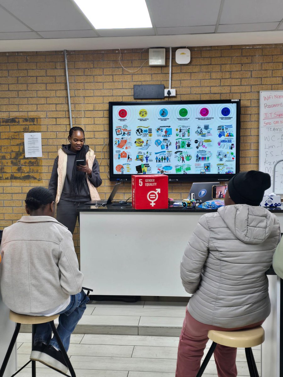 unwomenSA's tweet image. @unwomenSA Programme Analyst, Neo Mofokeng, who leads our Generation Equality &amp;amp; #G20 programmes, unpacked the two initiatives to the @AGCCIAfrica_1🇿🇦 learners in an engaging discussion on gender equality &amp;amp; youth involvement
#AfricanGirlsCanCode