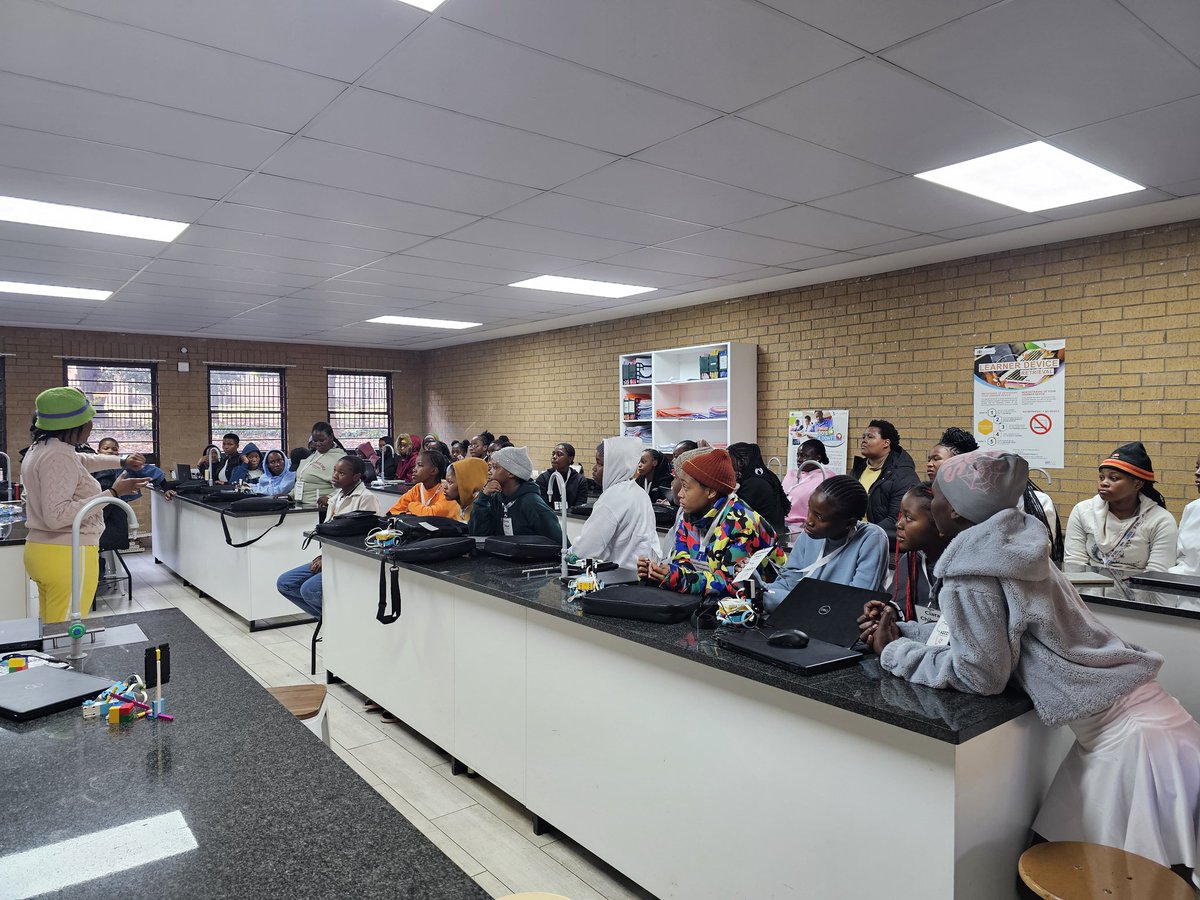 unwomenSA's tweet image. @unwomenSA Programme Analyst, Neo Mofokeng, who leads our Generation Equality &amp;amp; #G20 programmes, unpacked the two initiatives to the @AGCCIAfrica_1🇿🇦 learners in an engaging discussion on gender equality &amp;amp; youth involvement
#AfricanGirlsCanCode