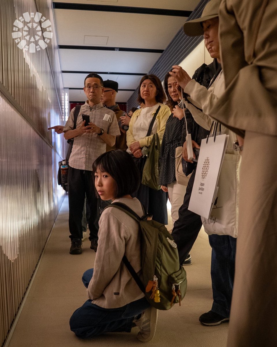 Every detail tells a story. Guided tours at the Qatar Pavilion take you on a journey to explore its design and the meaning it holds

في كل تفصيل حكاية. تأخذكم جولات جناح قطر في رحلة لاكتشاف تصميمه ورسائله العميقة.