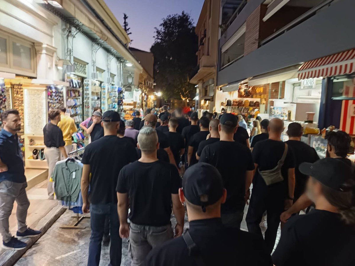 Πιστεύετε πώς ξαναβγήκαν οι χρυσαυγίτες στον δρόμο; 👇
 Όχι, είναι ο <a href="/rouvikonas2014/">Ρουβίκωνας</a> που τρομοκρατεί #Ισραηλινούς στην Πλάκα. Μια αγέλη από θρασύδειλα ρωσόδουλα τομάρια που δεν τολμάνε να δείξουν τις φάτσες τους, βάρη της κοινωνίας. 
Θα τους τσακίσουμε τους #ναζί ξανά. 💪🇮🇱🇺🇦