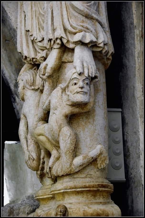 gzarrilli's tweet image. Una imagen de al Argentina hoy
"Un río de cabezas aplastadas bajo el mismo pié" diría el gran Charly Garcia en Canción De Alicia En El País.
Catedral de Oviedo s. XV
