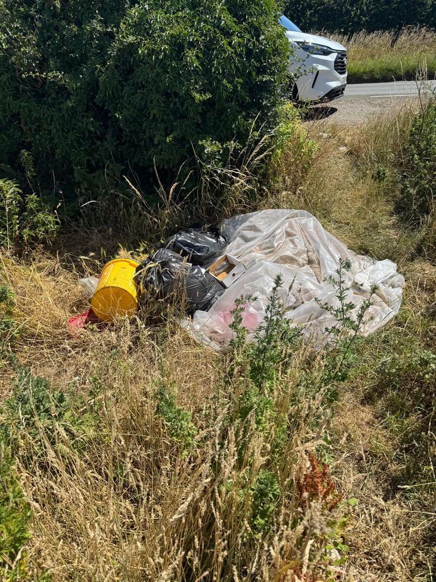 AdeysAlthorp's tweet image. 11.30 today, Female caught fly-tipping on the estate.
" it's ok, my friends do it" was her response when challenged.
All reported to the council, let's see what is done, even with two witnesses and photographic evidence!
Worth watching this one.
Conservation@althorp.com #crime