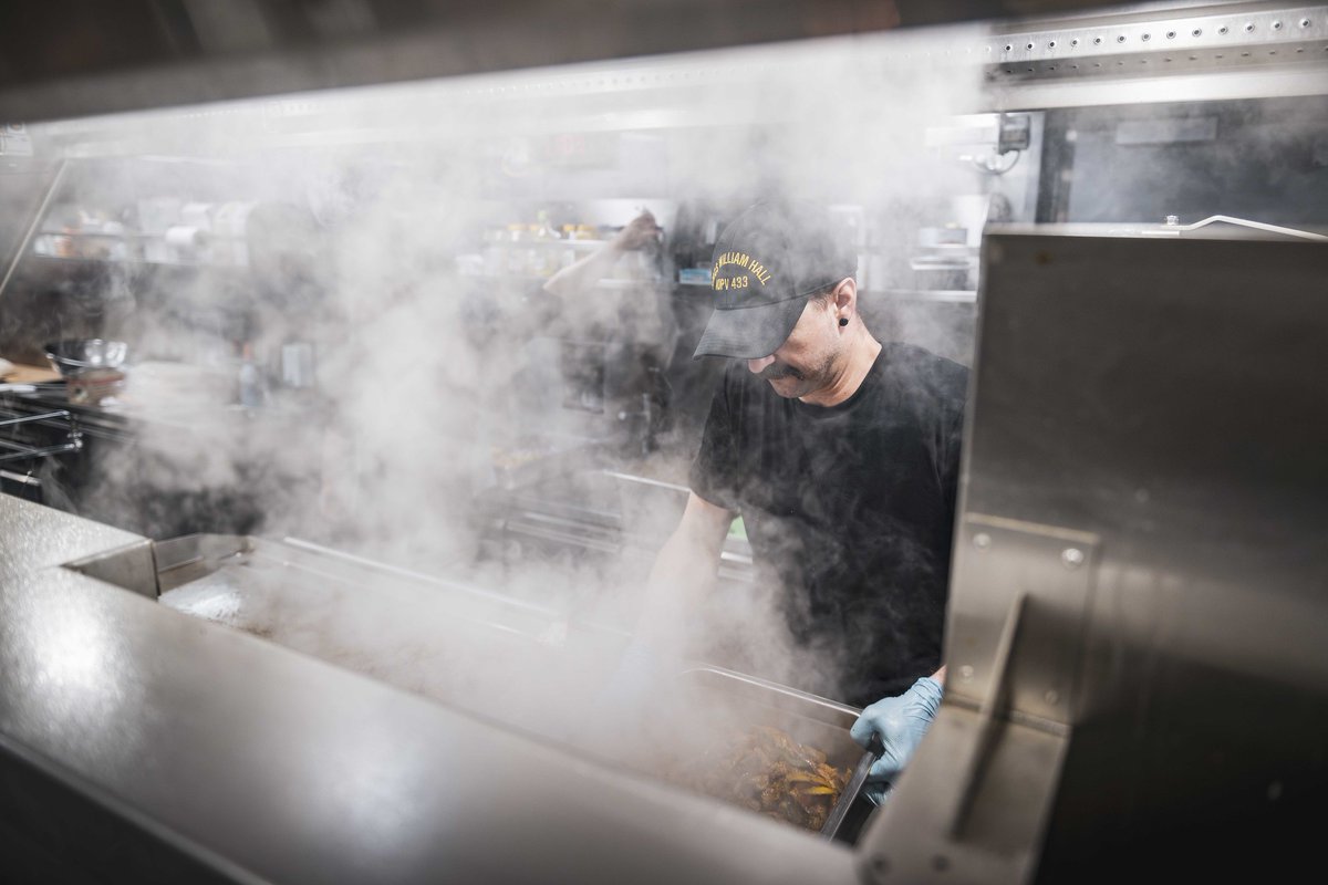 CJOC_COIC's tweet image. Things are getting steamy in the galley in our #PhotoOfTheWeek aboard HMCS William Hall. 🧑🍳
#POTW
#OpCARIBBE
📸: Canadian Armed Forces Imagery Technician