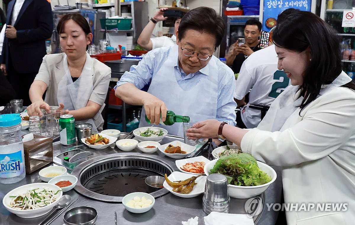왜 이 사진은 안올리지?
그리고 맞은편엔 정부소속 남자 직원도 앉아있었는데
만약 여자 직원들이 전부 맞은편에 앉아있었으면 또 선택적 정보 퍼뜨리면서 이재명은 남자 직원하고만 겸상한다고 욕할거 아닌가?