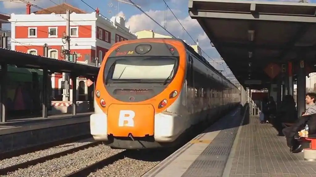 TOT Badalona (@totbadalona) on Twitter photo 🔴 ÚLTIMA HORA: Davant l’actual situació de tempestes, <a href="/rodalies/">Rodalies Catalunya</a> ha cancel·lat tota la circulació de serveis de rodalia i regionals a Catalunya. #Badalona #Montgat 🔴 ÚLTIMA HORA: Davant l’actual situació de tempestes, <a href="/rodalies/">Rodalies Catalunya</a> ha cancel·lat tota la circulació de serveis de rodalia i regionals a Catalunya. #Badalona #Montgat