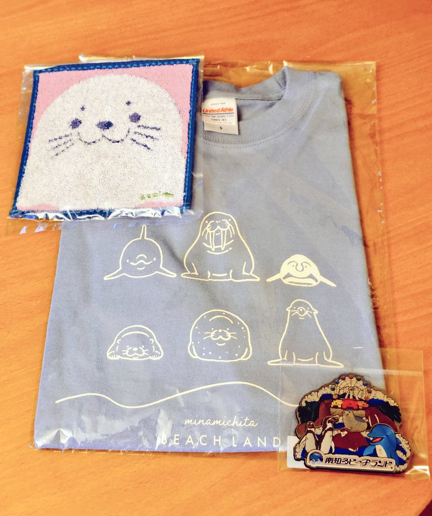 foca_ccha's tweet image. そして,おみやげ✨️
新デザインTシャツが出ていたので,ついつい購入😅当日着て行ったのは,2〜3年前に販売されていた右側の物
あと地元特産「青のり佃煮」(パウチ加工) もオススメ!
ショップ入口にはなぜかミッフィーが! 謎
涼しくなったらまた行きます🐬🦭🥰
#南知多ビーチランド
2025年7月10日