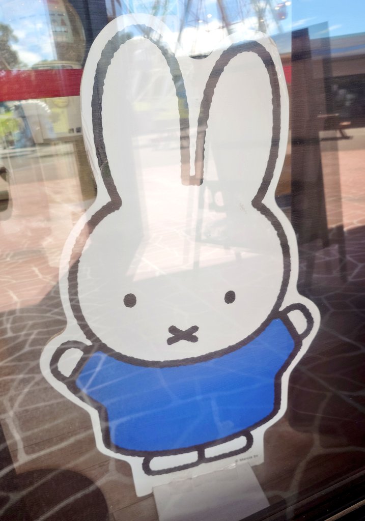 foca_ccha's tweet image. そして,おみやげ✨️
新デザインTシャツが出ていたので,ついつい購入😅当日着て行ったのは,2〜3年前に販売されていた右側の物
あと地元特産「青のり佃煮」(パウチ加工) もオススメ!
ショップ入口にはなぜかミッフィーが! 謎
涼しくなったらまた行きます🐬🦭🥰
#南知多ビーチランド
2025年7月10日