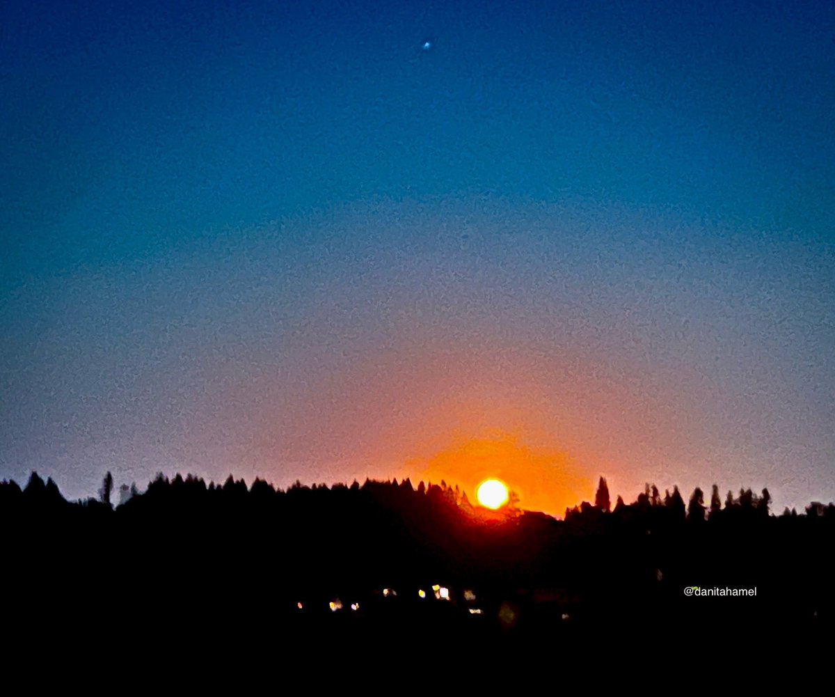 danitahamel's tweet image. Good morning and happy weekend!🎉🫖☕️👋🏻
Let’s see your sky photos today.🌕✨
#sky