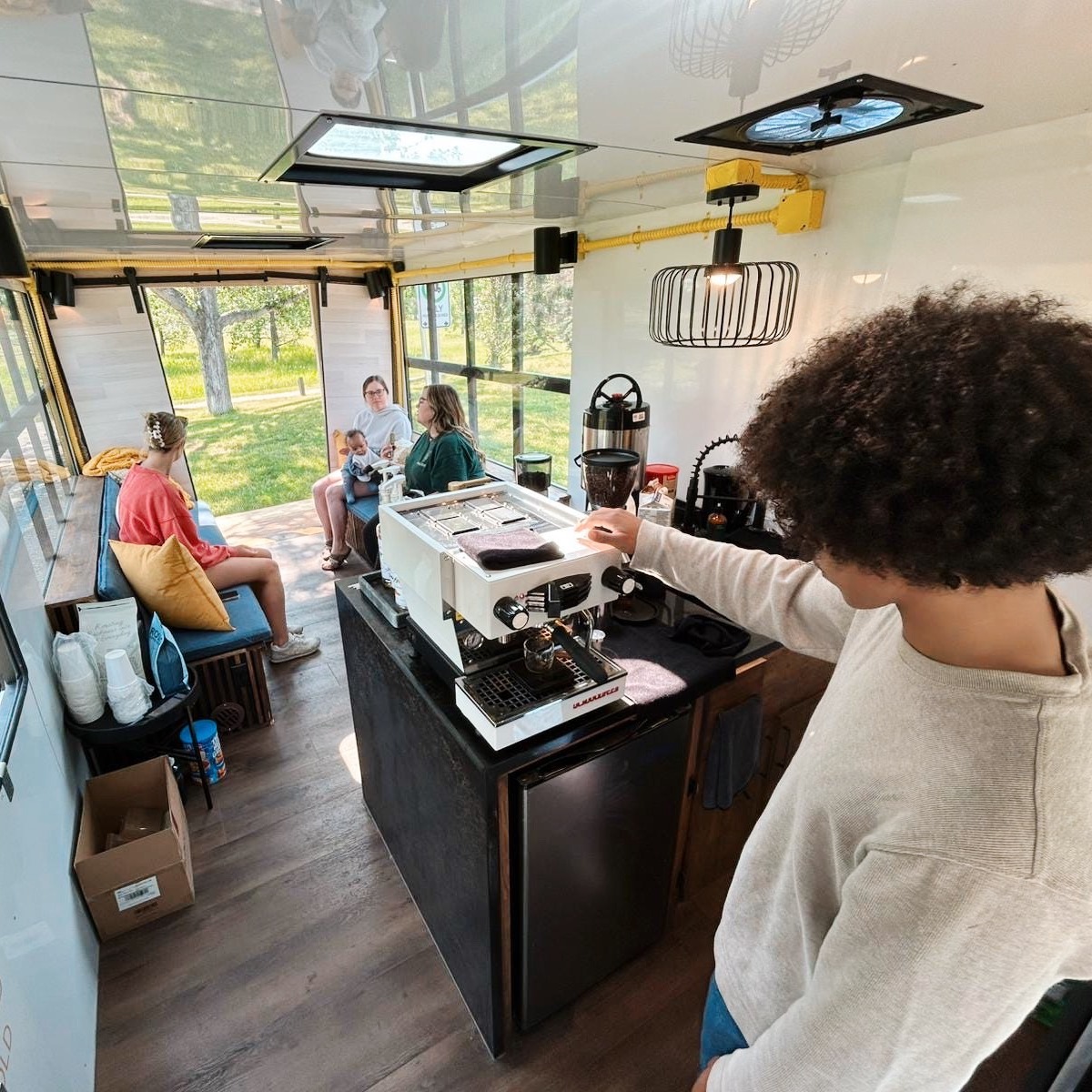 NAMB_SBC's tweet image. POV: Brewing up gospel conversations! ☕️
The @GenSend team in Calgary helped Grace City Church leverage this coffee truck to engage their community with the gospel and invite new people to their church. 🙌
🙏 Pray for these students as they finish up their time serving here.