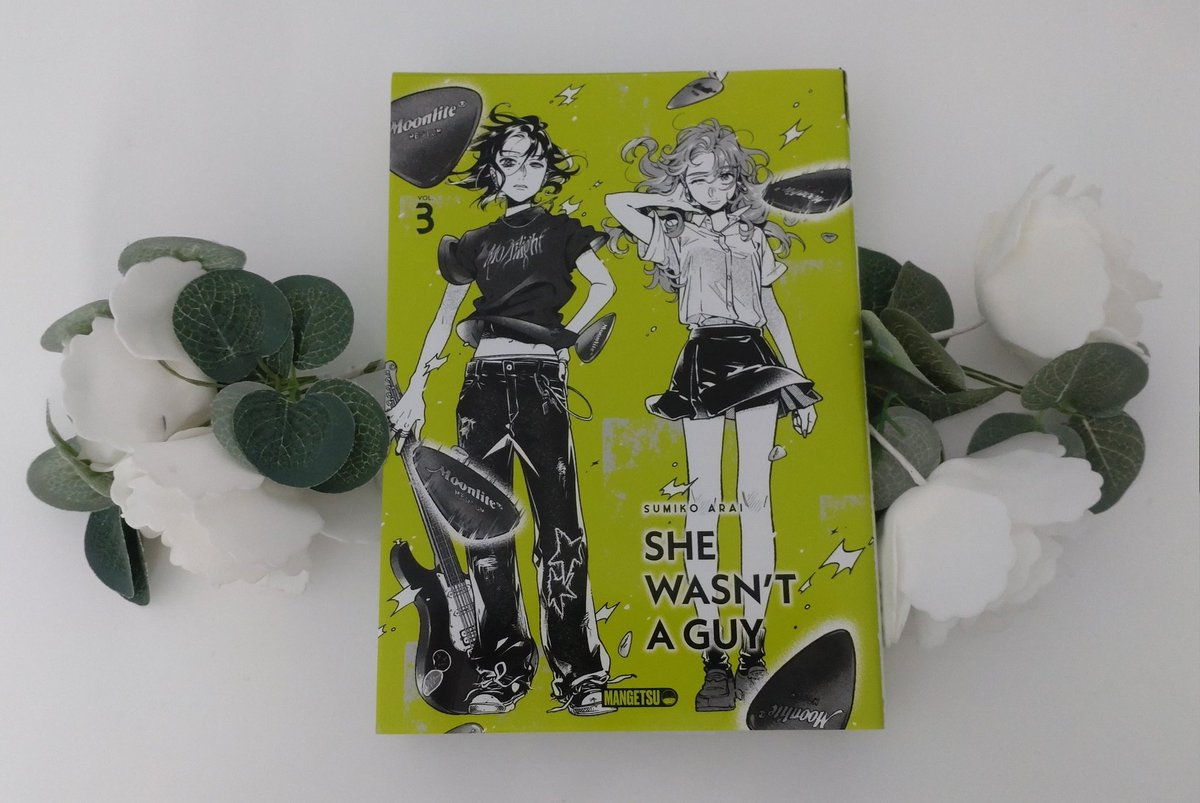 Le voilà le tome 3 de She wasn't a Guy de <a href="/agu_knzm/">新井すみこ</a> 
Du bon son dans les oreilles et c'est parti🎧
Le titre a décroché le Daruma de la meilleure romance et c'est pas volé! 
On retrouve le titre chez <a href="/MangetsuFR/">Mangetsu 🌕</a> 
La review si tu l'as ratée⏬⏬
nakamanga.fr/2025/04/quand-…
🎧🎶🎤🎸❤️❤️