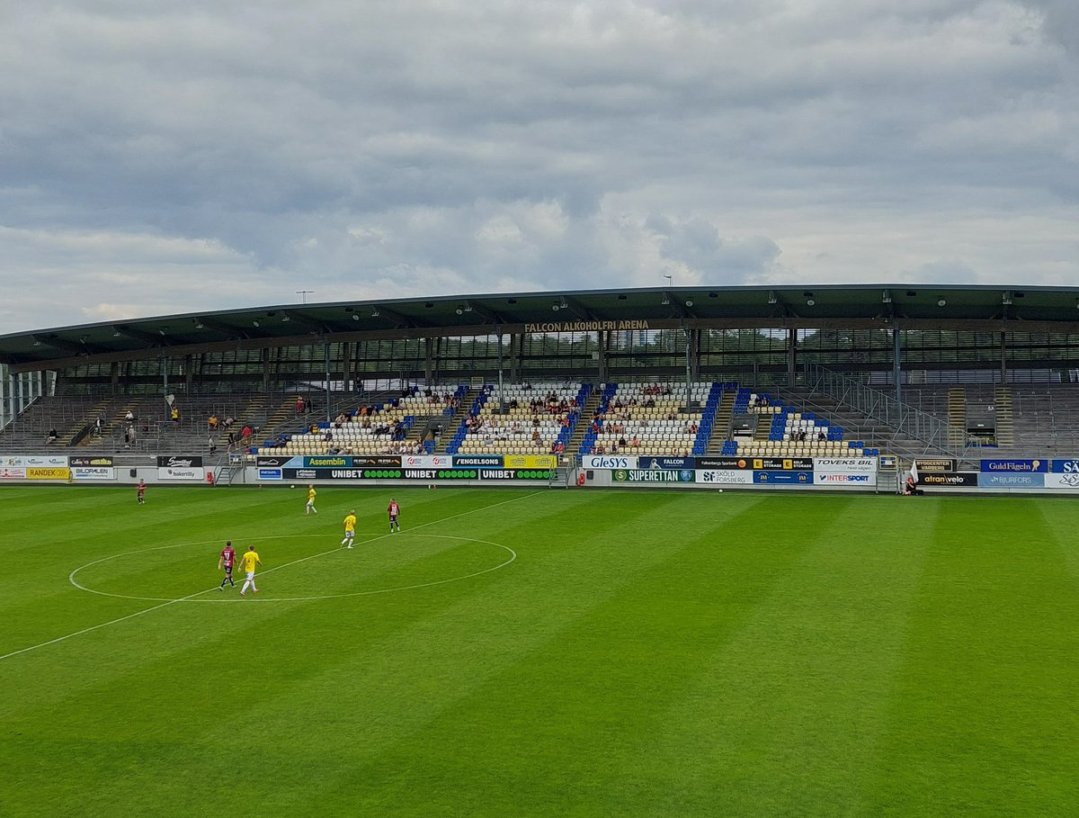 Jeg hyller at Falkenberg har gått for en trapesløsning når de skal fordele seter på langsida si. 

Hyller ikke like mye det at de har valgt å kalle stadionet sitt for Falcon Alkoholfri Arena.
