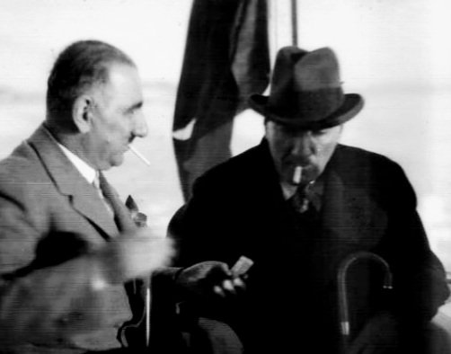 Ah, bir ataş ver, cigaramı yakayım.