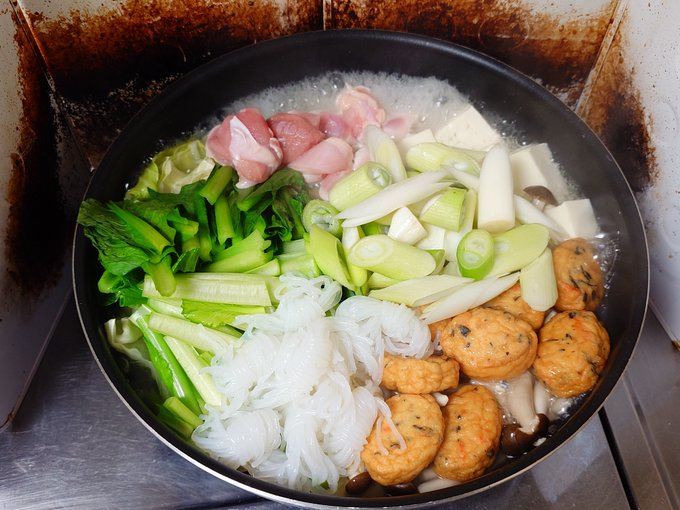 ちゃんこ作りも力士の稽古のうちです、ソップ炊きです、名古屋場所頑張ります 