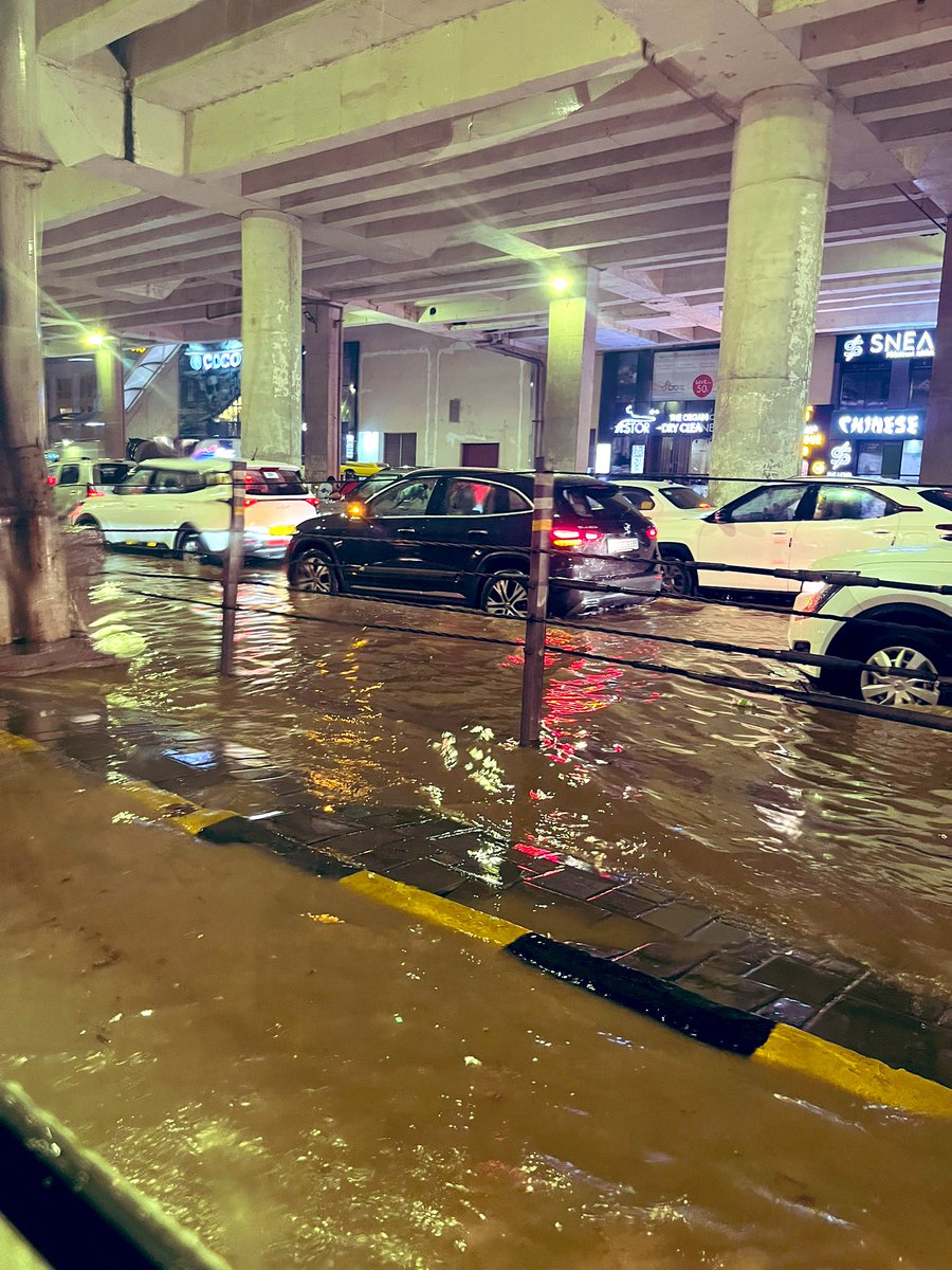 東京も大変だったみたいですが、こちら現地も先日は大雨で大変なことになっていました。立ち往生して乗り捨てられている車もちらほら。何よりも水が汚い…

気をつけようもないですが気をつけます😐