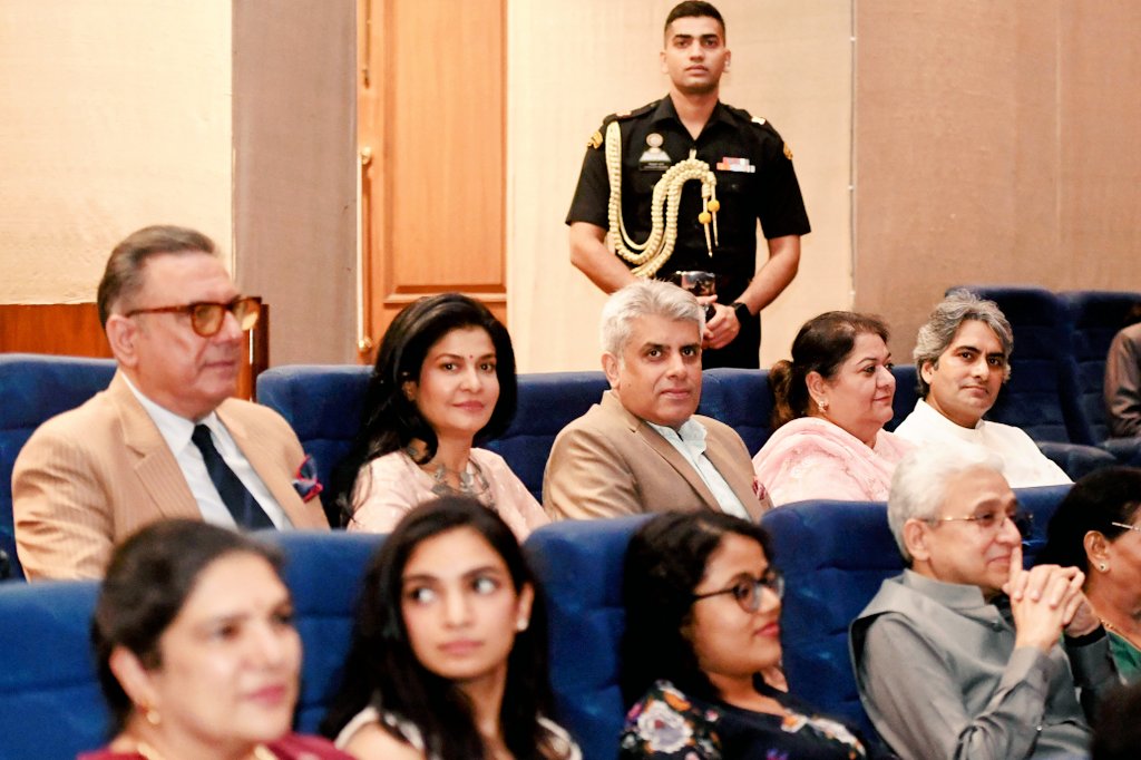 rahulsinghx's tweet image. Watched Tanvi The Great at Rashtrapati Bhavan with President Droupadi Murmu &amp;amp; the film&apos;s crew. A refreshingly different film that tugs at the heartstrings &amp;amp; delivers a powerful message. It&apos;s the never-give-up story of an autistic girl who turns struggle into strength. Unmissable.