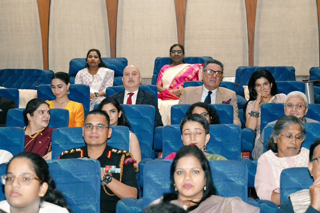rahulsinghx's tweet image. Watched Tanvi The Great at Rashtrapati Bhavan with President Droupadi Murmu &amp;amp; the film&apos;s crew. A refreshingly different film that tugs at the heartstrings &amp;amp; delivers a powerful message. It&apos;s the never-give-up story of an autistic girl who turns struggle into strength. Unmissable.