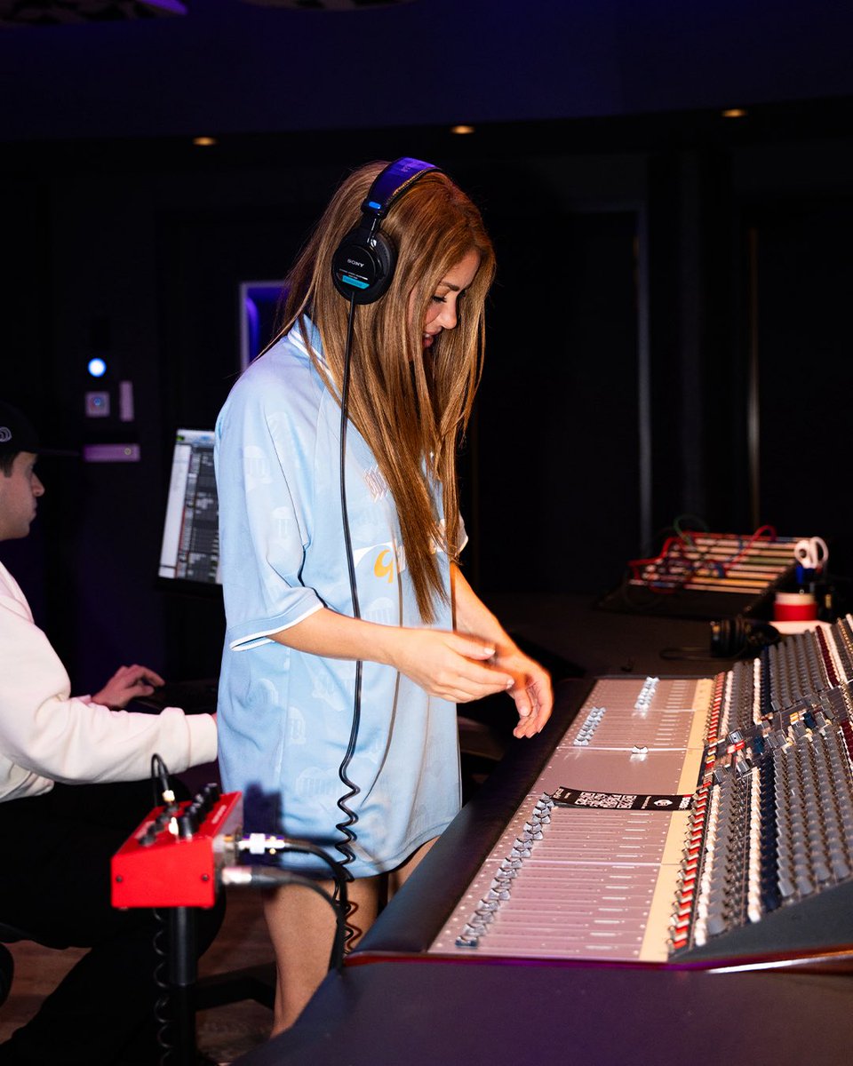 shakira's tweet image. Aquí cocinando… 👩🏼‍🍳 Get ready for new music…!! See you in LA, on August 4th and 5th at SoFi Stadium!