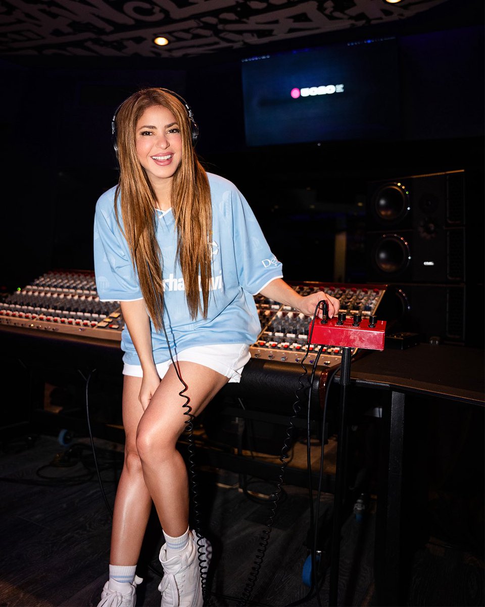 shakira's tweet image. Aquí cocinando… 👩🏼‍🍳 Get ready for new music…!! See you in LA, on August 4th and 5th at SoFi Stadium!