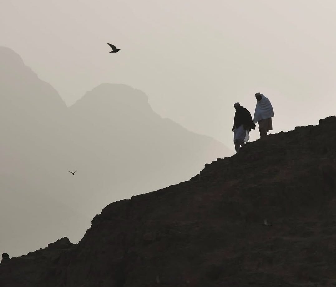 Kısa bir ömür için sonsuz endişeler taşımak israftır.