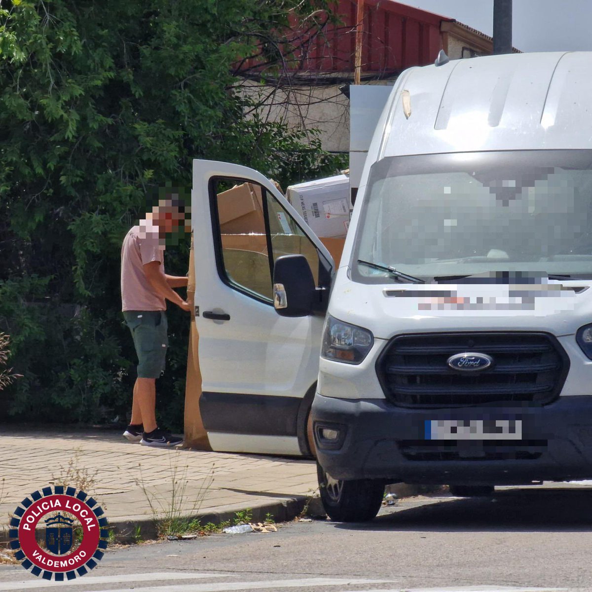 policiavaldmoro's tweet photo. ✍️Denuncia de una persona tras realizar 4 vertidos en diferentes puntos del municipio (polígonos industriales).

Desde mayo👉 investigación para localizar al autor de estos vertidos, que usaba vehículos de alquiler.

Logramos su identificación gracias a la colaboración ciudadana. https://t.co/yqzGg9ryJI