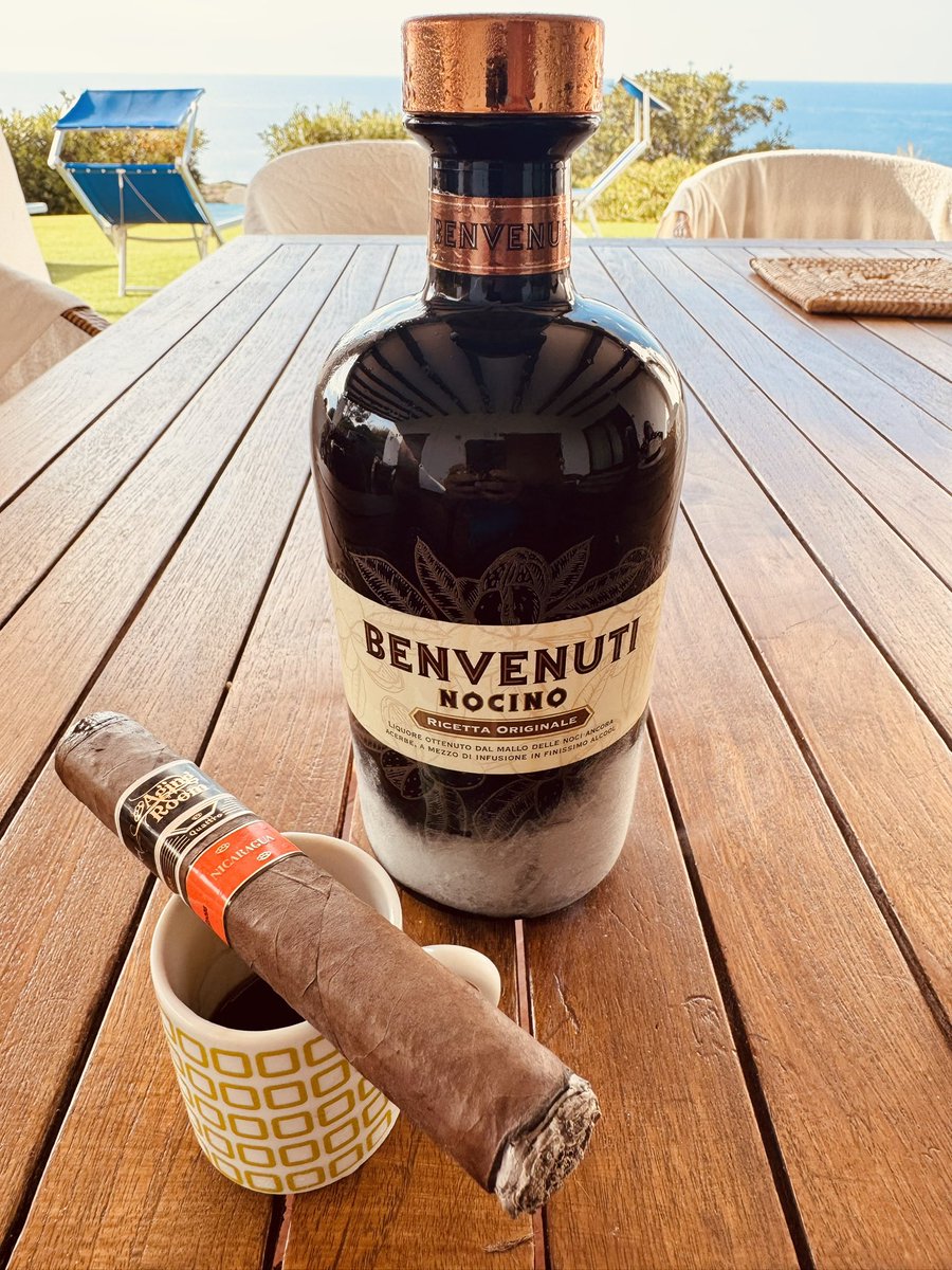S_Andreoni's tweet image. #Aperitivo
@AgingRoomCigars Quattro #Cigar and NOCINO. Now, can I find this walnut amaro in Canada or should I stuff my luggage?