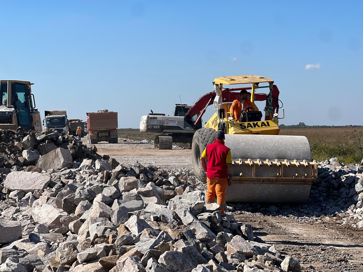 mopcparaguay's tweet photo. 🚧 La #RutaDelProgreso toma impulso en Misiones 🛣
La ministra @clacent inspeccionó las obras que conectarán Misiones y Ñeembucú, impulsando la producción arrocera y el desarrollo regional. 🌾🚛
👉 https://t.co/vEPnIVH7cb
#GobiernoDelParaguay 🇵🇾 #TrabajamosParaVos https://t.co/saUOMp6xAK