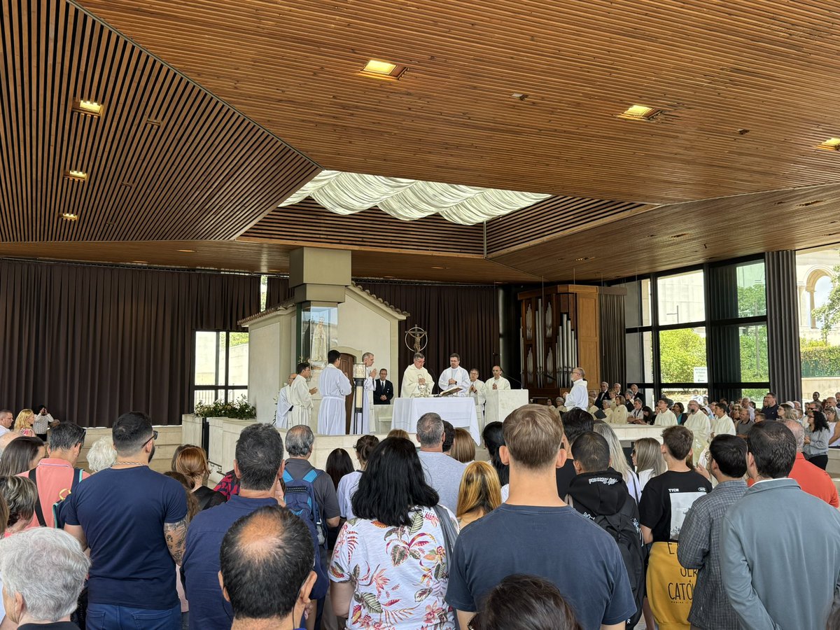 En définitive, croire ou ne pas croire importe peu : la foi qui se manifeste à Fátima et l’émotion qui se dégage bouleversent et forcent le respect. Elles disent la puissance de l’homme quand il se met au service de quelque chose de plus grand que lui. Bises du Portugal.