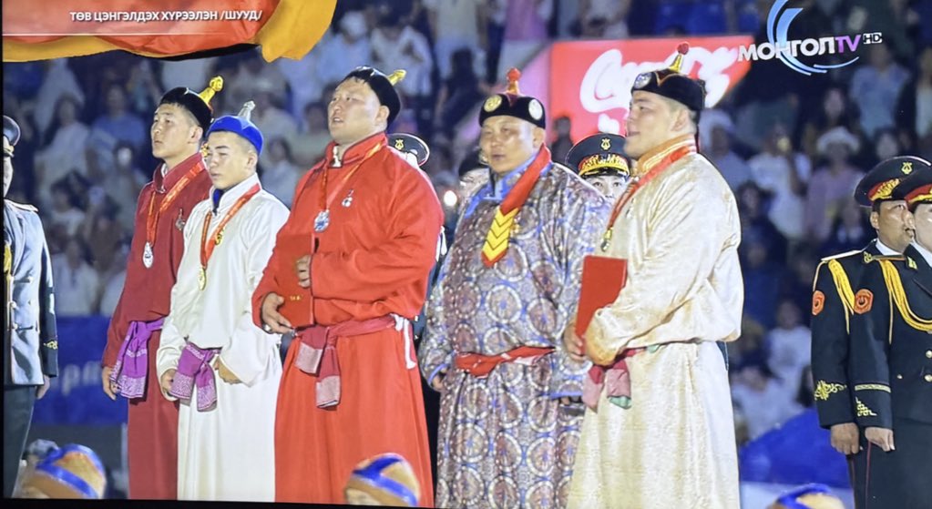 Та нар манай Басу аваргыг л харчих. Ийм гоё хандлагатай, ухаалаг.  Энэ чинь л монгол наадам шүү дээ. Ёстой огшоож байна шд. Сайхан наадлаа