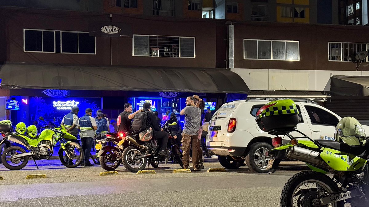 📍Ayer en operativo de registro y control en la comuna 10, con autoridad y orden seguimos en las calles de Medellín.

La gente merece vivir tranquila.