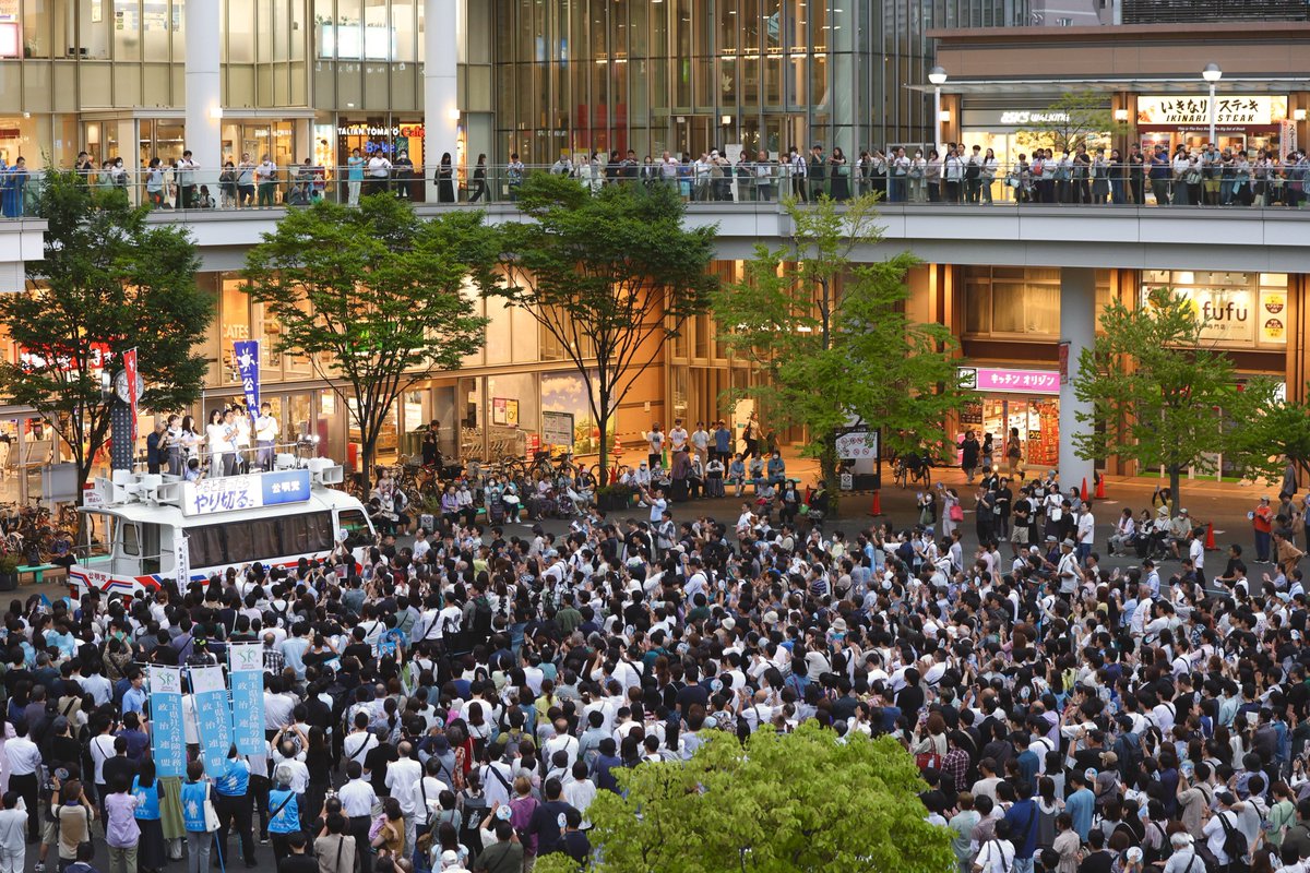 Yakura_Katsuo's tweet photo. 本日の川口駅でのyouth街頭演説会、多くの皆さまに足を止めていただきました。本当にありがとうございました！

お二人の青年の主張や青年の皆さんからの力強い声援に、胸が熱くなりました。

この選挙、絶対に勝って、皆さんと一緒にこれからの日本をつくっていきたい！

矢倉かつお、皆さんの期待を背に、最後の最後まで走り抜きます！

#参議院選挙2025