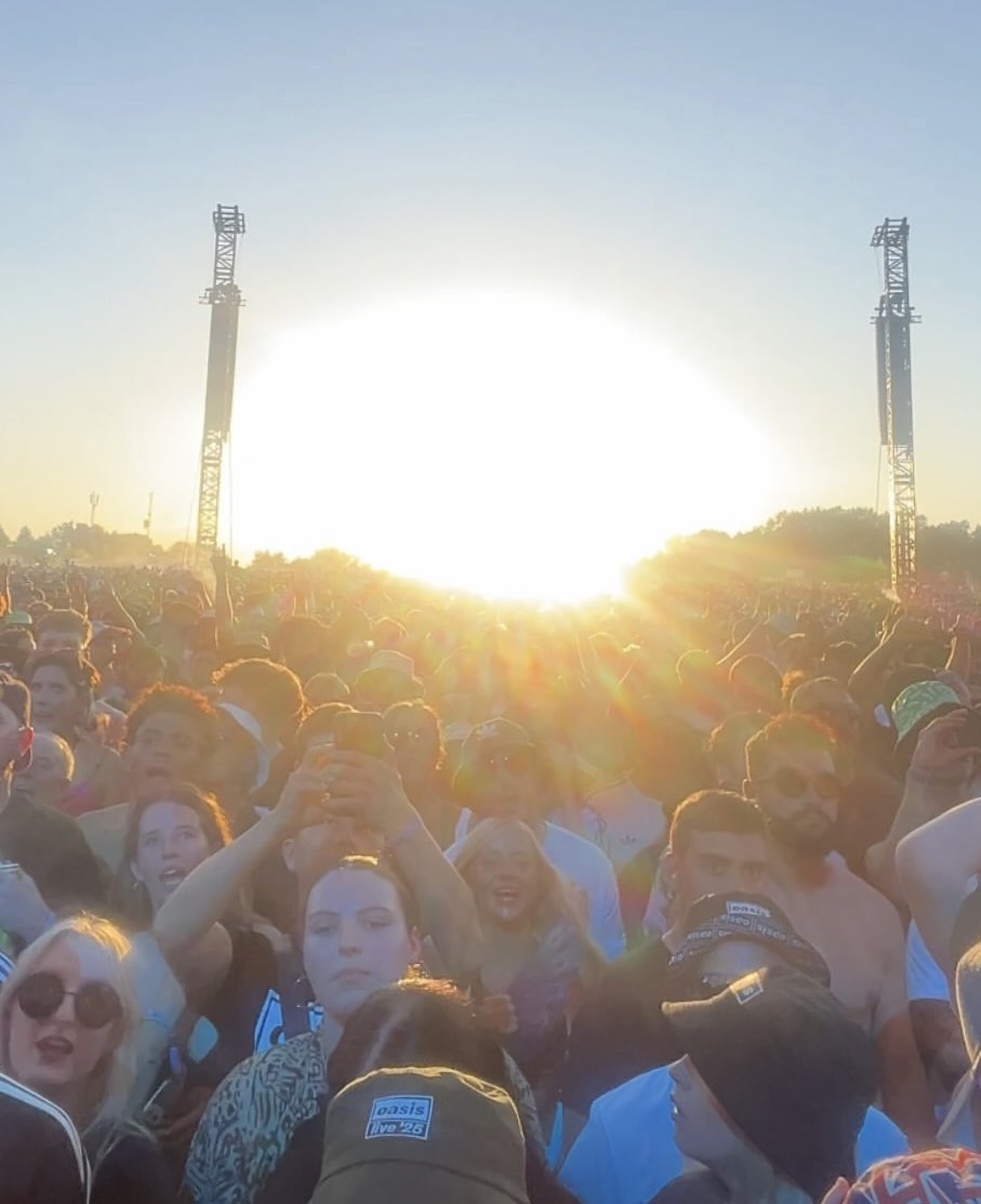 Billyjensen's tweet image. The real sun going down behind Manchester, then a few minutes later, the Champagne Supernova sun going down behind @liamgallagher and @NoelGallagher in their first gig back. 4-7-25.