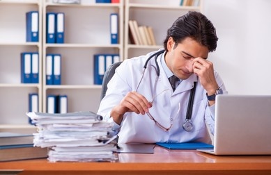 الطبيب الذي يراه البعض كلامه سلبي
  أو "يخوّف"  الناس،
المُحبَط من رؤية المرضى المهملين 
 لعلاجاتهم و صحتهم، 
المُتخم برؤية مضاعفات المرض كل يوم 
بسبب الإهمال والتساهل،

معناه أنه حقا مهتم بصحة مرضاه 👌 

لو لم يكن مهتما، 
لن يتأثر سلبا بحالة المرضى 🤚

لذلك تجده ينصح بحرقة وربما