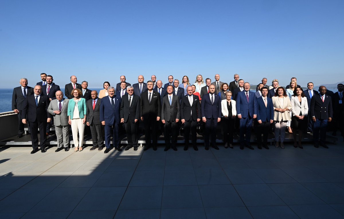 ivananusic12's tweet image. Tijekom @DubrovnikForum 2025 sudjelovao sam na panelu o europskim obrambenim sposobnostima s ministrom za europske poslove Češke 🇨🇿 Martinom Dvořákom, @DepSecGenNATO Radmilom Shekerinskom i američkim kongresnikom 🇺🇸 Michaelom Turnerom.
Hrvatska, kao članica NATO-a i EU, ove je…