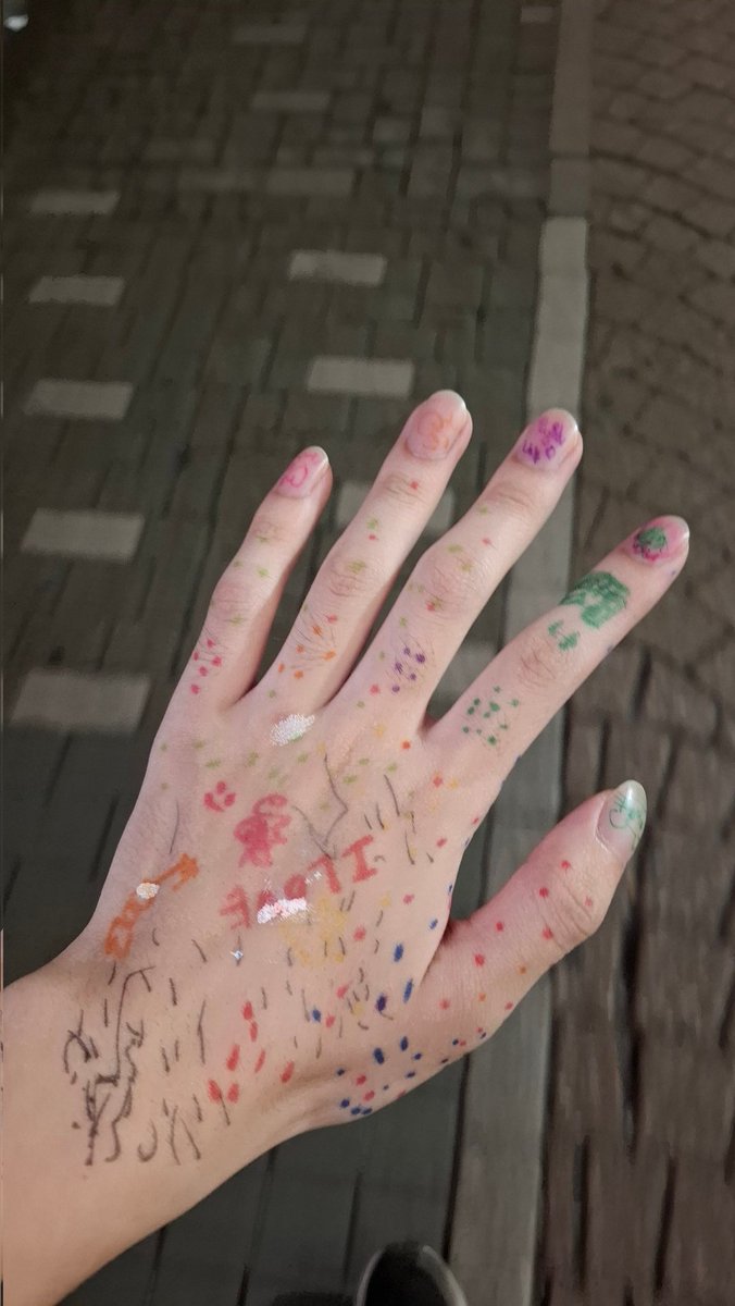 iEhmfSGoZMxFtX3's tweet image. いじめられてる…😢
手を洗ってもおちなかったので、さっき、タトゥーだと思って一生付き合っていく覚悟決めたところ。