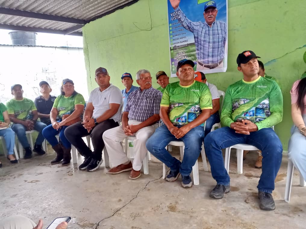 Copei_Portug's tweet photo. ¡Comenzó la campaña electoral! ✅

@Valmorealcalde, candidato a alcalde por el municipio Guanarito, #portuguesa es el abanderado de #Copei 🟢

Este #11Jul fue juramentado su comando de campaña.

Juntos #PorElGuanaritoPosible 🗳️ 

#ValmoreBetancourt #Guanarito  #VotaCopei https://t.co/4GpAEFGfw7