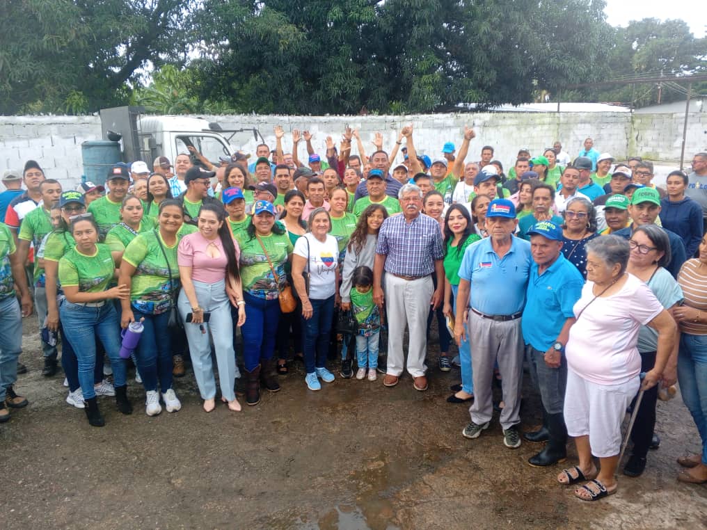 Copei_Portug's tweet photo. ¡Comenzó la campaña electoral! ✅

@Valmorealcalde, candidato a alcalde por el municipio Guanarito, #portuguesa es el abanderado de #Copei 🟢

Este #11Jul fue juramentado su comando de campaña.

Juntos #PorElGuanaritoPosible 🗳️ 

#ValmoreBetancourt #Guanarito  #VotaCopei https://t.co/4GpAEFGfw7