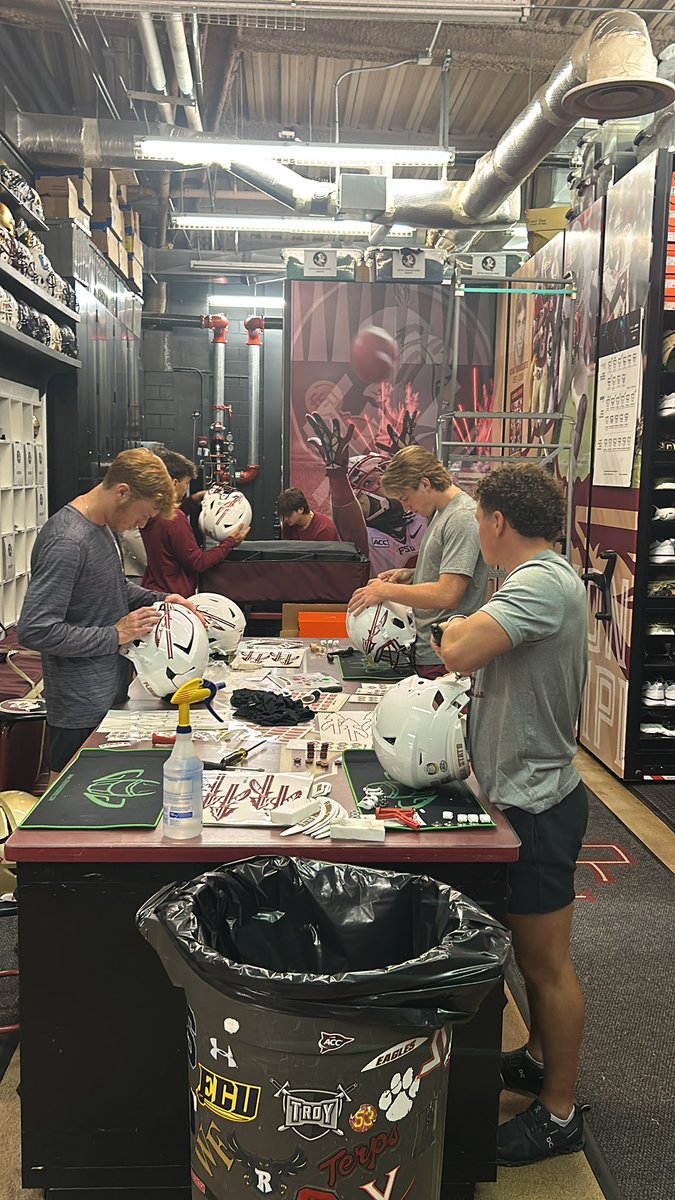 TjBais's tweet image. Saturday prep work! Let’s go! Student managers getting it done!