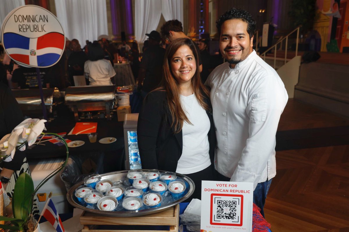 RDenEEUU's tweet image. Participamos con orgullo en el concurso culinario #ChefChallenge, destacando la riqueza y creatividad de nuestra gastronomía.

La Chef dominicana Vanessa Rosario, propietaria de #Guavaartisanalbakery, deleitó con un exquisito postre: Coconut Rum Tres Leches Cake.🇩🇴🍰
